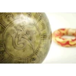 760-gramm-tibeti-mantras-hangtal-piros-brokattal-2