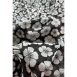 Ébenfekete alapon harmatfehér virágmintás 100% valódi hernyóselyem sál 100x180 cm