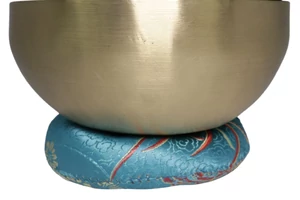 Terápiás tibeti hangtál 7 fémből bőrrel bevont fa ütővel, türkiz brokát alátéttel - videoval