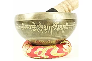 269 grammos tibeti mantrás hangtál 7 fémből piros brokát alátéttel - videoval