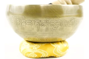 455 grammos tibeti mantrás hangtál 7 fémből sárga brokát alátéttel-videóval