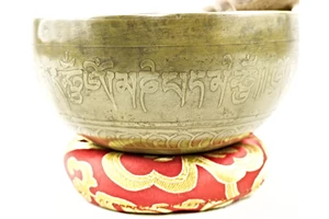 477 grammos tibeti mantrás hangtál 7 fémből piros brokát alátéttel-videóval