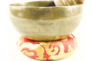 335 grammos tibeti mantrás hangtál 7 fémből piros brokát alátéttel-videóval