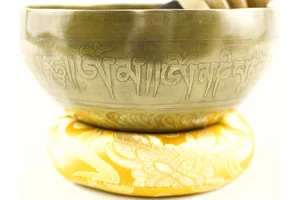 373 grammos tibeti mantrás hangtál 7 fémből sárga brokát alátéttel-videóval