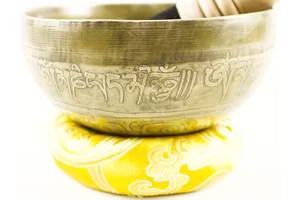 424 grammos tibeti mantrás hangtál 7 fémből sárga brokát alátéttel-videóval