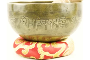414 grammos tibeti mantrás hangtál 7 fémből piros brokát alátéttel-videóval