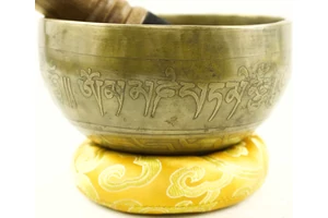 497 grammos tibeti mantrás hangtál 7 fémből sárga brokát alátéttel-videóval
