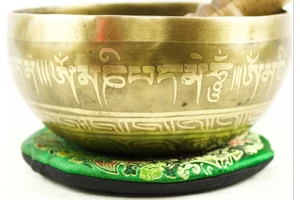 594 grammos tibeti mantrás hangtál 7 fémből zöld brokát alátéttel-videóval