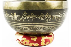 723 grammos tibeti mantrás hangtál 7 fémből piros brokát alátéttel-videóval