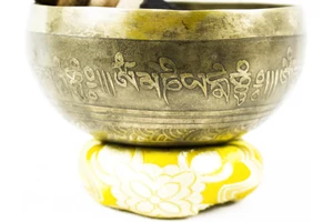 275 grammos tibeti mantrás hangtál 7 fémből sárga brokát alátéttel-videóval