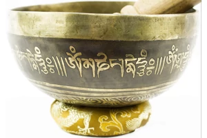 606 grammos tibeti mantrás hangtál 7 fémből barna brokát alátéttel-videóval