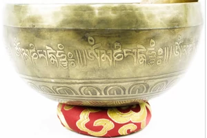 763 grammos tibeti mantrás hangtál 7 fémből piros brokát alátéttel-videóval