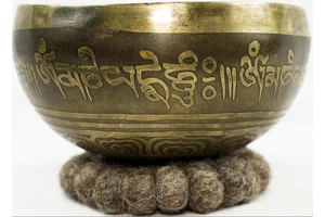 273 grammos tibeti mantrás hangtál 7 fémből szürke-bordó nemez alátéttel-videóval