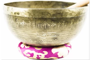 1200 grammos Csenrézivel gravírozott tibeti mantrás hangtál 7 fémből pink brokáttal és ütővel - videoval