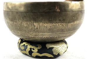 821 grammos tibeti mantrás hangtál 7 fémből fekete brokáttal és ütővel - videoval