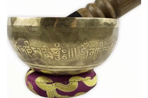 315 grammos tibeti mantrás hangtál 7 fémből bordó színű brokáttal és ütővel - videoval