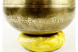 524 grammos tibeti mantrás hangtál 7 fémből sárga színű brokáttal és ütővel - videoval