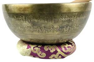 1105 grammos Csenrézivel gravírozott tibeti mantrás hangtál 7 fémből bordó brokáttal és ütővel - videoval