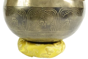 1045 grammos Manjushrival gravírozott tibeti mantrás hangtál 7 fémből sárga brokáttal és filces ütővel - videoval