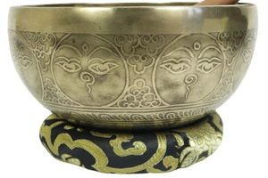 1024 grammos Manjushrival gravírozott tibeti mantrás hangtál 7 fémből fekete brokáttal és filces ütővel - videoval