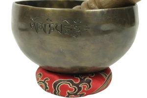 Telihold tibeti hangtál 7 fémből bőrrel bevont fa ütővel, piros brokát alátét gyűrűvel - videoval