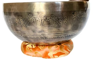 952 grammos Sakyamuni Buddha hangtál tibeti mantrás 7 fémből sárga színű brokáttal - videoval