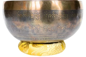 822 grammos tibeti mantrás hangtál 7 fémből sárga brokát alátéttel - videoval