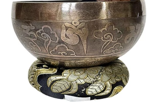 225 grammos tibeti mantrás hangtál 7 fémből fekete-arany brokát alátéttel - videoval