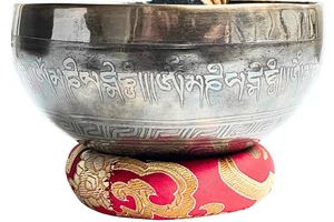417-tibeti-mantras-hangtal-piros-brokattal