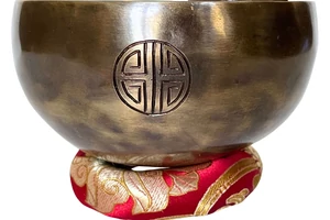 Telihold tibeti hangtál 7 fémből bőrrel bevont fa ütővel, piros brokát alátét gyűrűvel - videoval