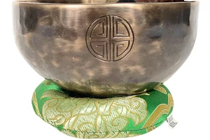 Telihold tibeti hangtál 7 fémből bőrrel bevont fa ütővel, zöld brokát alátét gyűrűvel - videoval