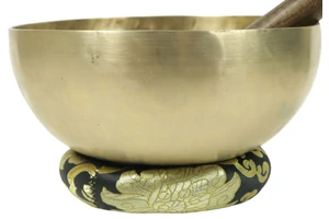 Terápiás tibeti hangtál 7 fémből bőrrel bevont fa ütővel, fekete brokát alátéttel - videoval