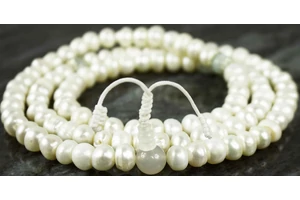 Tenyésztett gyöngy mala akvamarin osztóval és holdkő guruval 108 szemes 74 cm kerületű