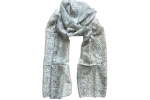Hermelinfehér alapon acélkék és hollófekete mintás 100% valódi hernyóselyem sál 50x180cm