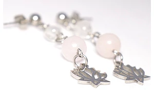 rozsakvarc-hegyikristaly-lotusz-fulbevalo-orvosi-fem-akasztoval