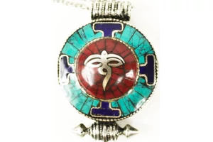 Tibeti gao türkiz és korall csiszolással Buddha Bölcsességszeme szimbólummal és mantrával díszítve orvosi fém nyaklánccal
