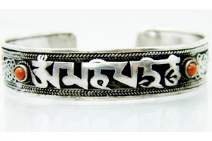 Ommanipemehung mantrás karperec belsejében sárkánnyal piros dísszel unisex design