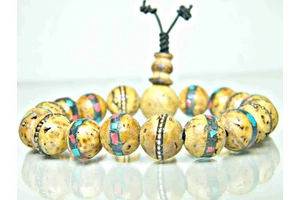 Bodhi mala 18 nagy szemből korall türkiz és réz berakással 19 cm nagy méret