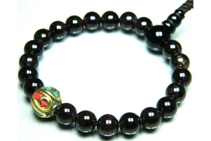 Gránát mala tibeti réz osztóval és onyx guruval 14.5 cm kerületű KIS méret