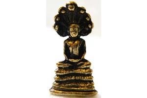 Buddha szobor a kígyó védelme alatt mini