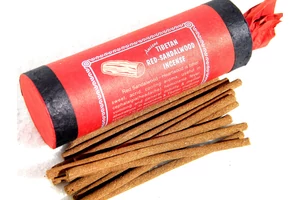 tibeti-szantal-fustolo-voros