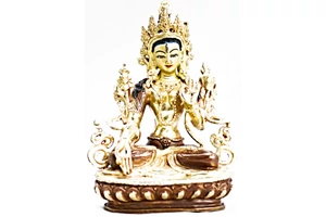 Fehér Tara szobor tradícionális tibeti buddhista oltárra