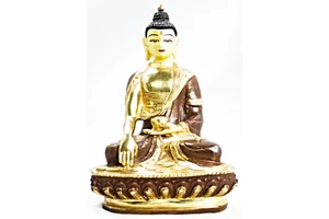 Sakyamuni Buddha szobor tradícionális tibeti buddhista oltárra