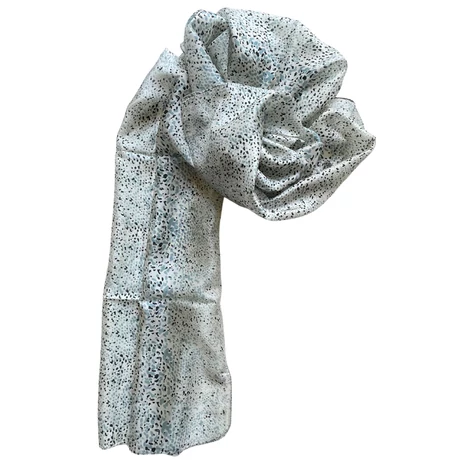Hermelinfehér alapon acélkék és hollófekete mintás 100% valódi hernyóselyem sál 50x180cm