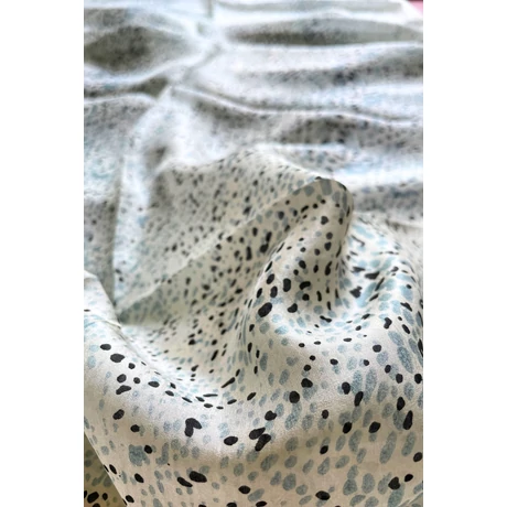 Hermelinfehér alapon acélkék és hollófekete mintás 100% valódi hernyóselyem sál 50x180cm