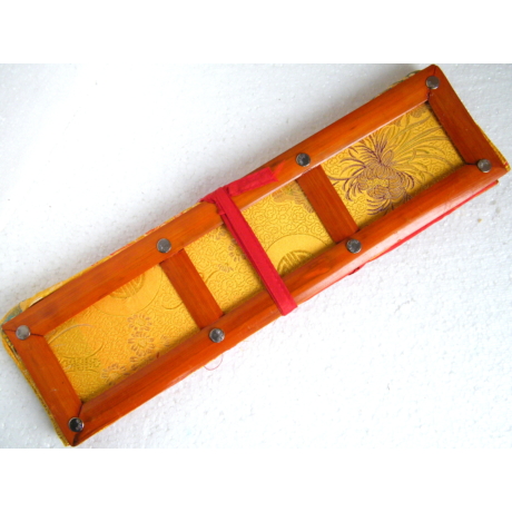 Tibeti pudzsakönyv tartó sárga színű brokátból, vászonnal bélelve