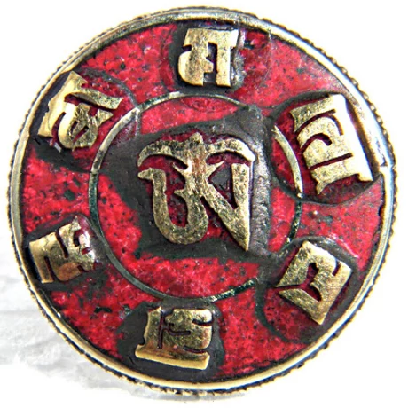 Tibeti OM szótaggal és korallal díszített nepáli réz gyűrű